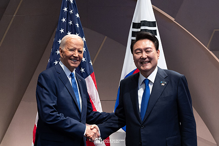 U.S. President Joe Biden (L) and South Korean President Yoon Suk Yeol announced new guidelines for responding to North Korean threats during a meeting July 11 on the sidelines of the NATO summit in Washington. (Photo courtesy of South Korean Presidential Office)